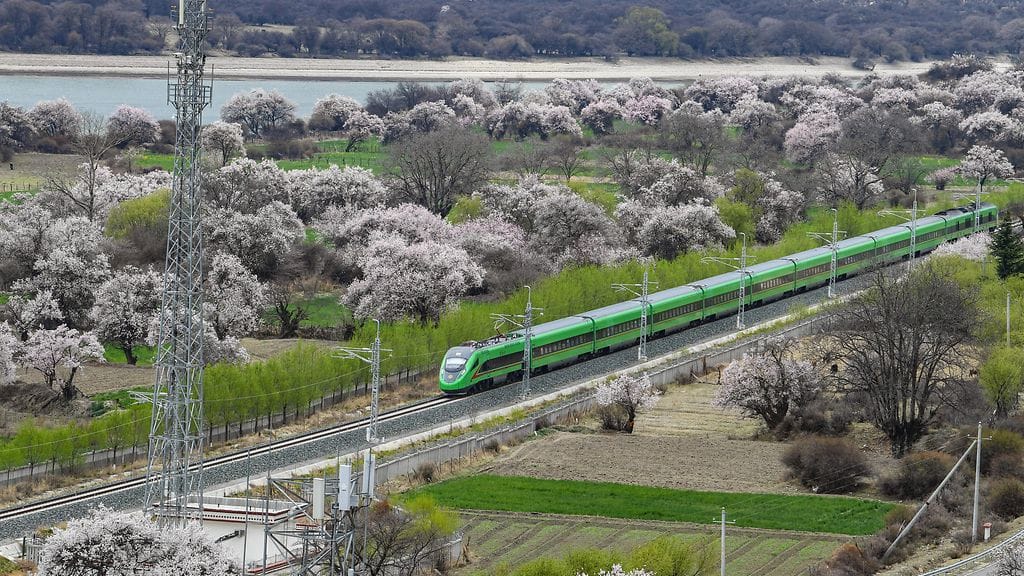 Kuvituskuvassa luotijuna Xizangissa Kiinassa huhtikuussa 2024.