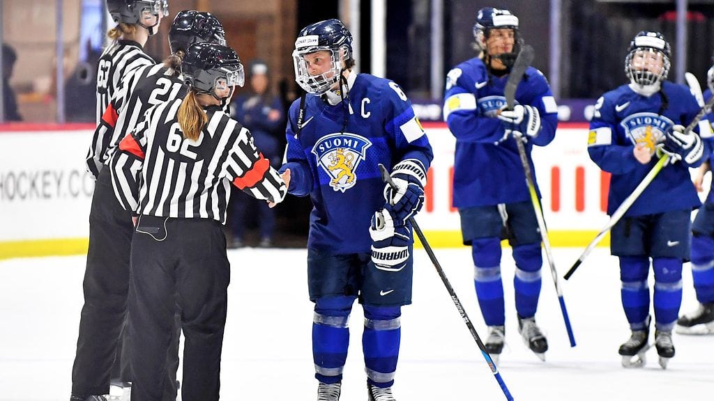 Kapteeni Jenni Hiirikoski johdattaa Suomen seuraavaksi MM-pronssiotteluun.