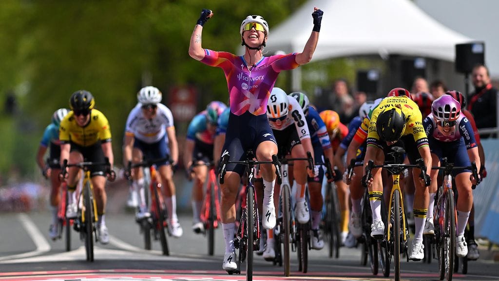 Lorena Wiebes tuuletti liian aikaisin ja Marianne Vos (oik.) polki viime senteillä voittajaksi.