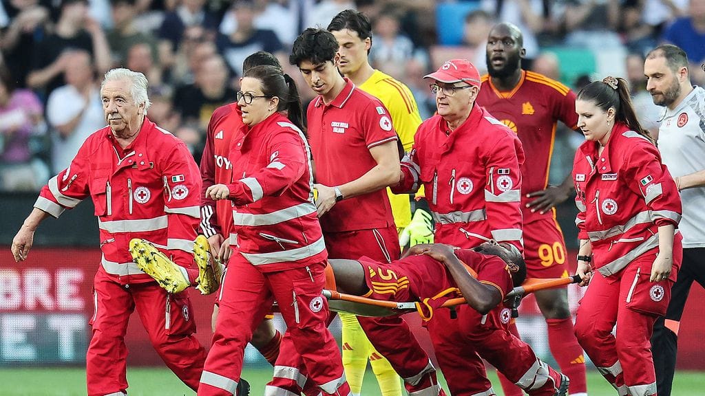 Evan Ndicka sai sairauskohtauksen kesken Serie A:n ottelun.