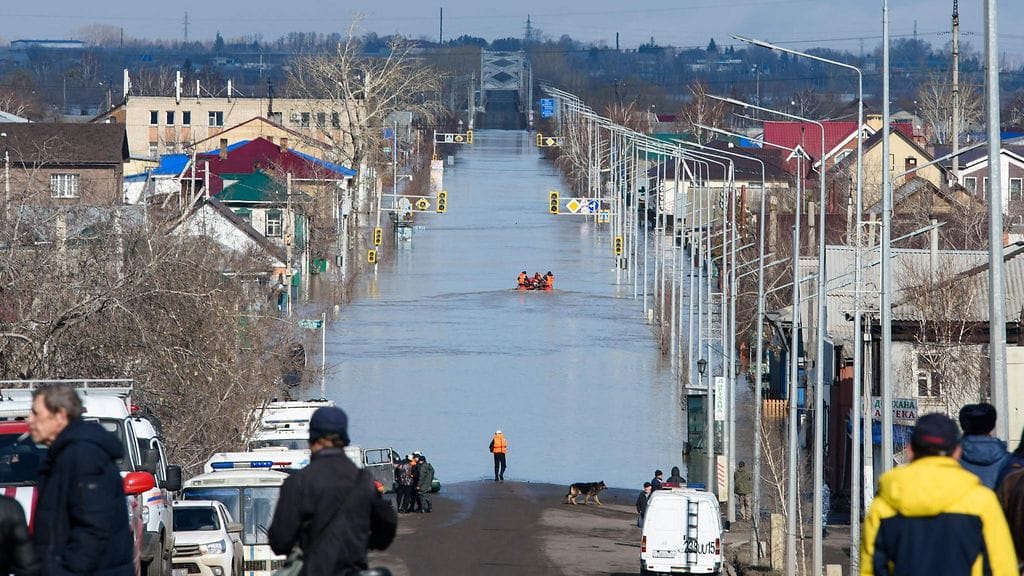 Pohjois-Kazakstanissa tulvat ovat pakottaneet tuhannet ihmiset jättämään kotinsa.