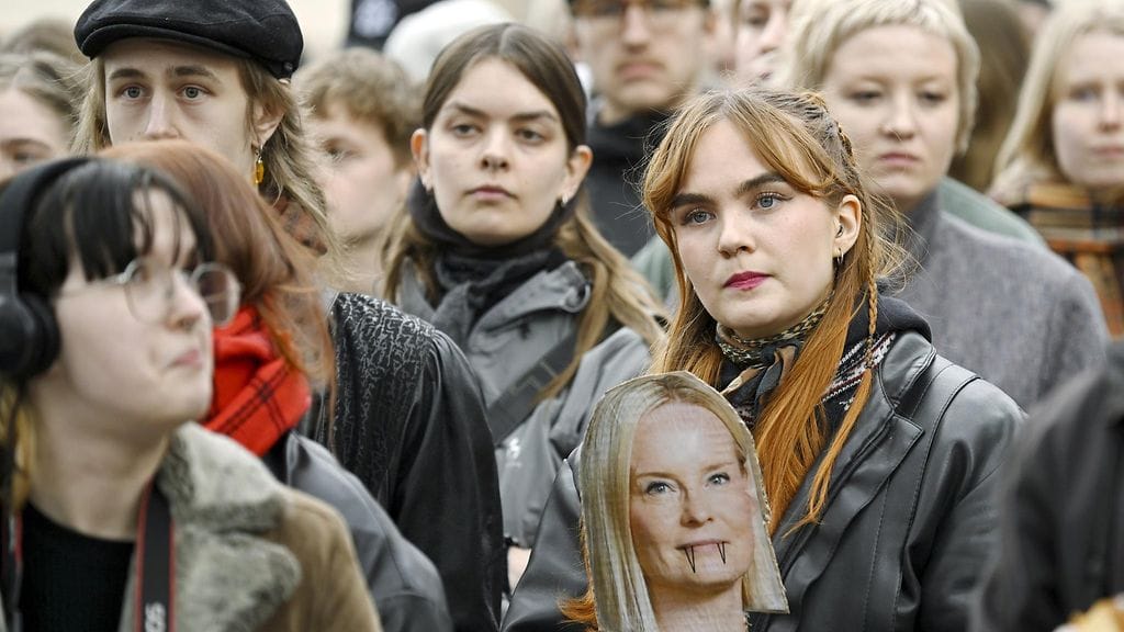 LK 15.4.2024 Täyskäännöstä leikkauspolitiikalle vaativa katujuhla valtasi kehysriihen edustan Helsingissä 15. huhtikuuta 2024. (1)