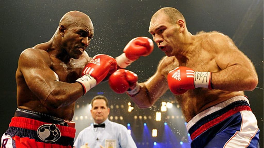 Evander Holyfield ja Nikolai Valujev, kuva: EPA/WALTER BIERI