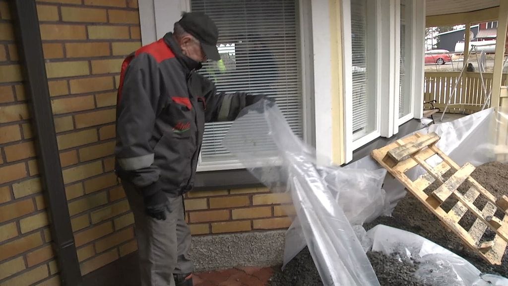 Jorma Yrjölä ei muista kokeneensa näin suurta tulvaa Ylivieskan Niemelänkylällä Pohjois-Pohjanmaalla sitten pikkupoikavuosien.