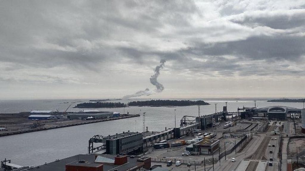 Helsinkiläinen Helena Laatio näki Ruoholahdesta ison savupatsaan merellä Harmajan majakkasaaren lähistöllä iltapäivällä. Sitä ennen samasta suunnasta oli kuulunut kova pamaus.