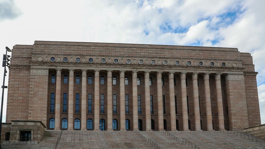 Myös suomalaisten usko siihen, että puolueiden kautta kansalaisten mielipiteet tulevat päätöksenteossa huomioon otetuiksi, on laskenut kyselyn mukaan selvästi.