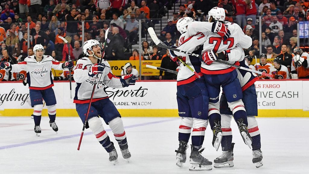 T. J. Oshie johdatti Capitalsin viimeisenä joukkueena pudotuspeleihin laukomalla kiekon tyhjään Flyers-maaliin.