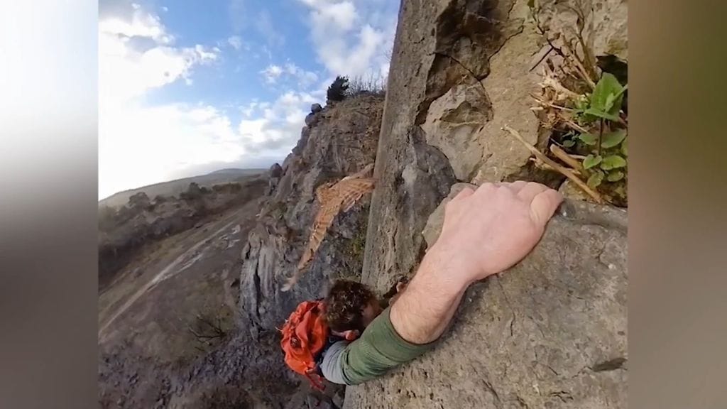 Pöllö yllätti kallioseinämällä roikkuneen kiipeilijän