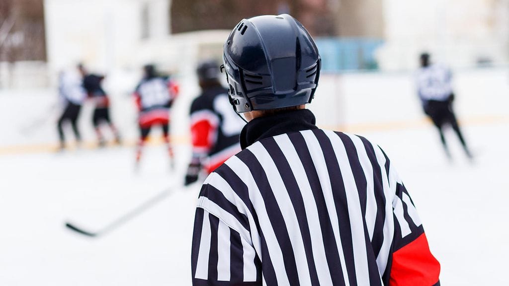 15-vuotias poika ei halunnut jatkaa erotuomarina sen jälkeen, kun pelaaja löi häntä. Kuvituskuva.