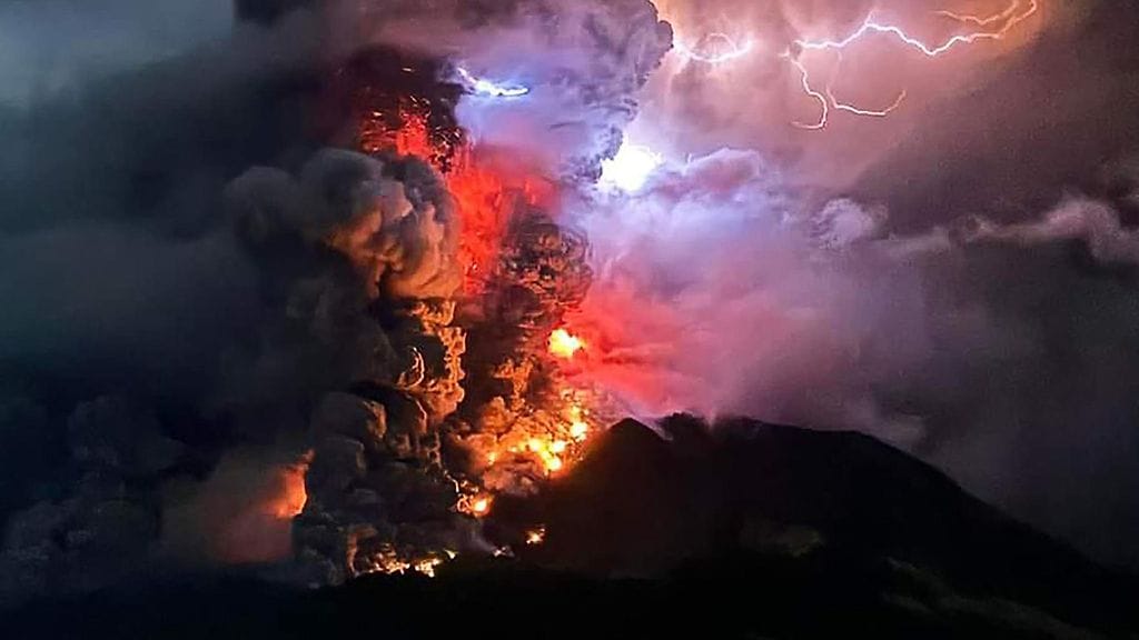 Mount Ruang -tulivuori purkautuu Indonesiassa