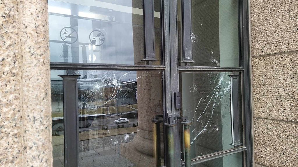 Eduskuntatalon pääoveen syntyi viime sunnuntaina kaksi jälkeä, mitä ilmeisimmin betoninpalasta.