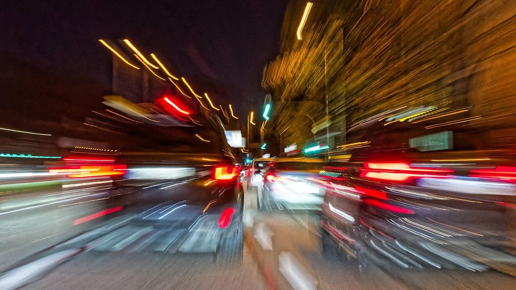 Parikymppinen mies kaahasi yli kahtasataa poliiseja karkuun. Kuvituskuva.