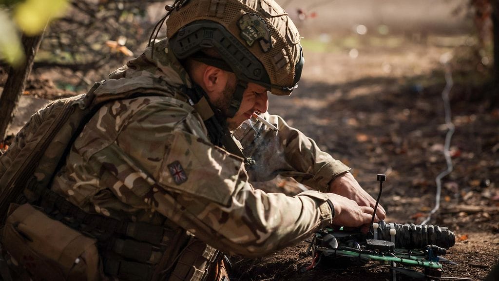 Ukrainan sotilas ja FPV-drone lokakuussa 2023. Kuvan taistelija ei liity tapaukseen.