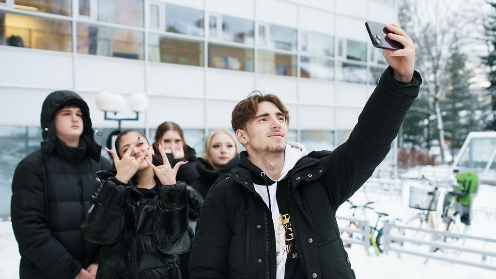 nuoret poseeraavat kameran edessä, selfie