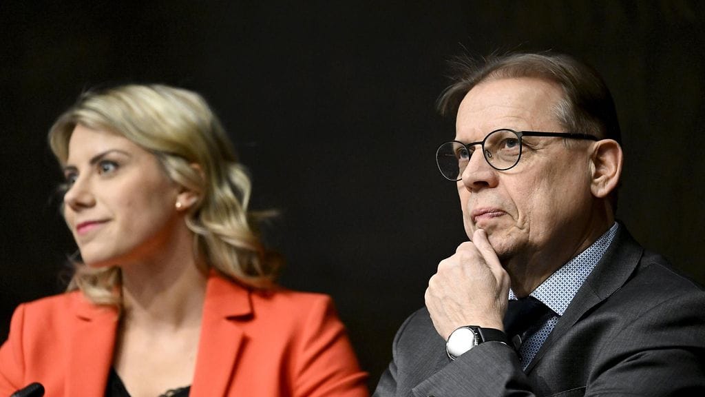 Eduskunnan työelämä- ja tasa-arvovaliokunnan puheenjohtaja Saara-Sofia Siren (vas.) ja varapuheenjohtaja Lauri Lyly valiokunnan tiedotustilaisuudessa 19. huhtikuuta.