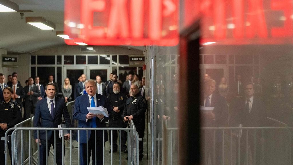 Ex-presidentti Donald Trump oikeustalolla New Yorkissa torstaina. Kuvituskuva.