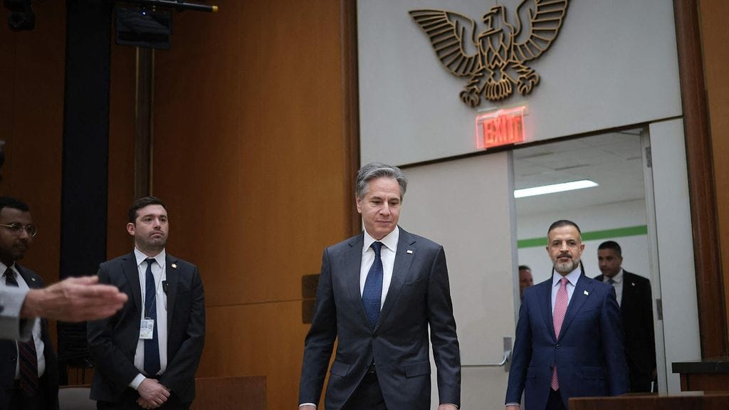 Yhdysvaltain ulkoministeri Antony Blinken ja Irakin varapääministeri Muhammad Ali Tamim 15. huhtikuuta ulkoministeriössä Washingtonissa. Blinken ja Tamim pitivät avauspuheenvuoron Yhdysvaltain ja Irakin komitean kokouksessa.