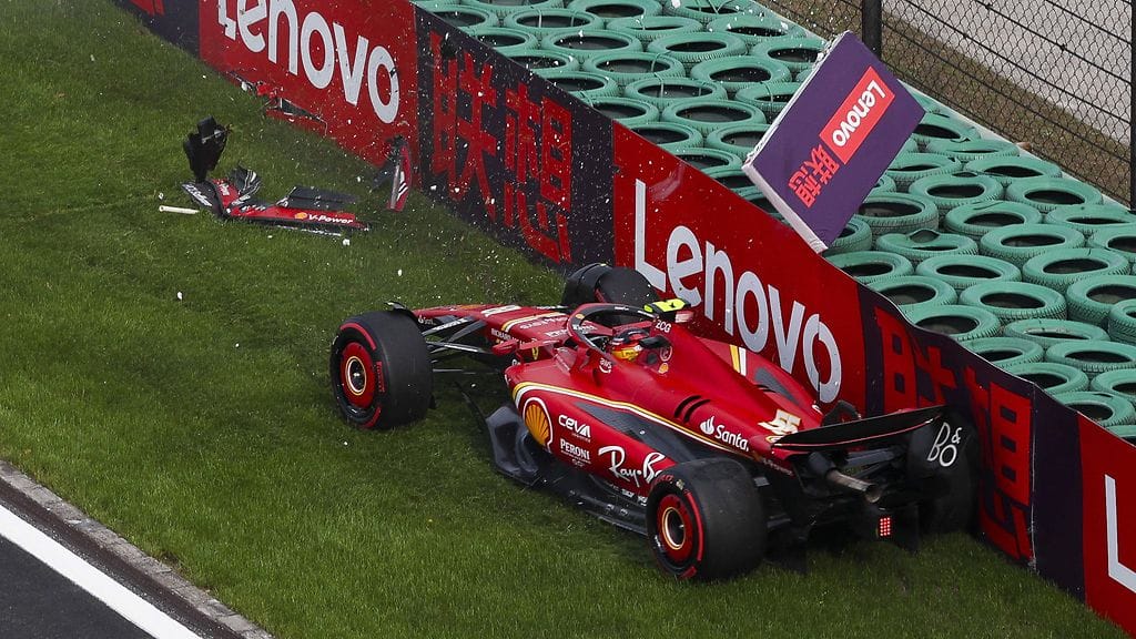 Carlos Sainz täräytti seinään Shanghain gp:n aika-ajossa.