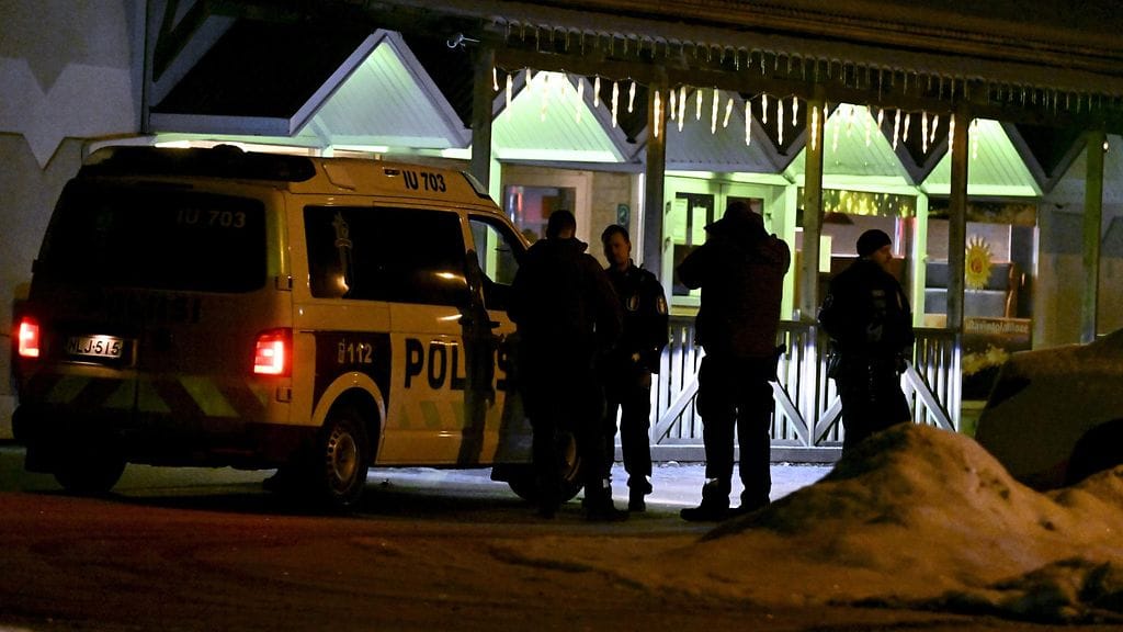 Poliiseja ravintola Rozen edessä Järvenpäässä myöhään lauantai-iltana.