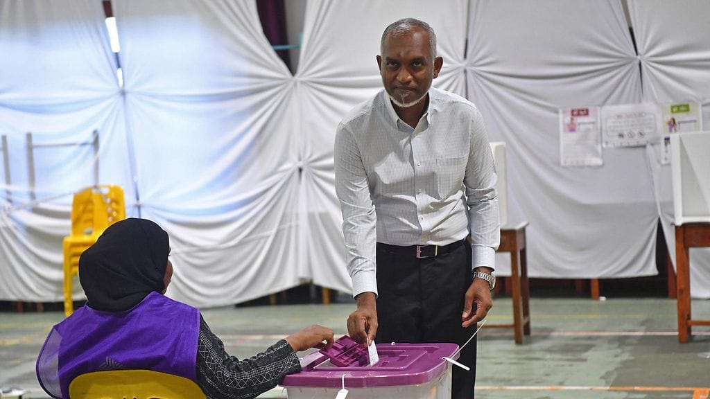Malediivien presidentti Mohamed Muizzu kävi antamassa oman äänensä sunnuntaina.