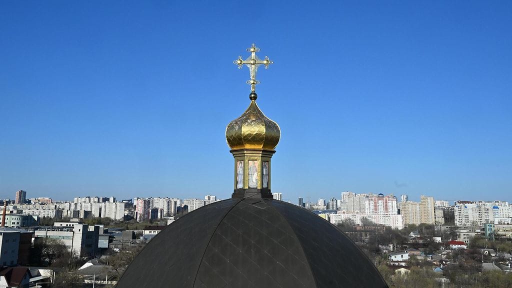 Johanneksen kirkko ja taustalla Harkova 5. huhtikuuta 2024. Kuvituskuva.