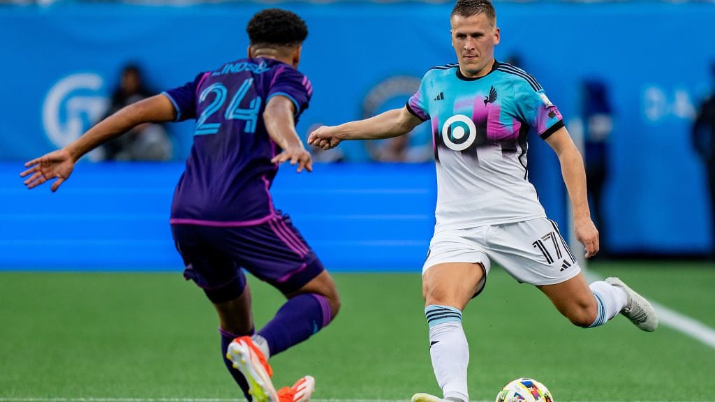 Robin Lod hallitsi kenttätapahtumia Minnesotan ja Charlotten kohtaamisessa.