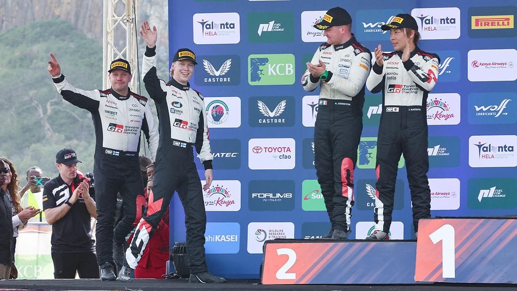 Kalle Rovanperä (toinen vas.) voitti Keniassa viime kuussa, Takamoto Katsuta (oik.) säesti kakkospaikalla.