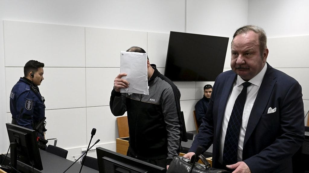 Toinen syytetty mies (kesk.) asianajansa Kari Erikssonin (oik.) kanssa epäillyn henkirikoksen käsittelyssä Itä-Uudenmaan käräjäoikeudessa Vantaalla 22. huhtikuuta 2024.