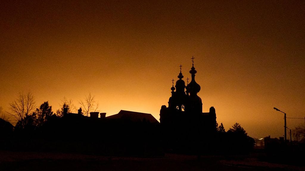 Arkistokuvaa Venäjän raketti-iskun valaisemasta yötaivaasta Harkovan alueella.