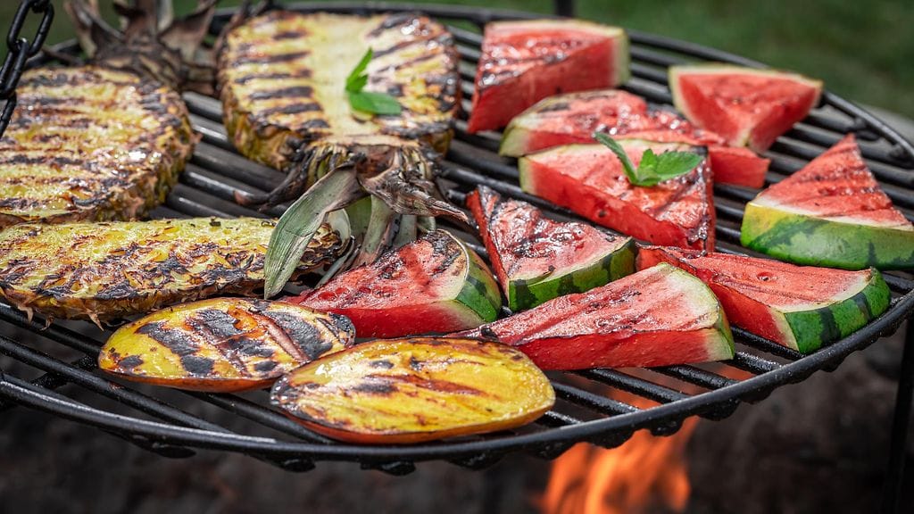 grillatut hedelmät, grillattu vesimeloni, ananas