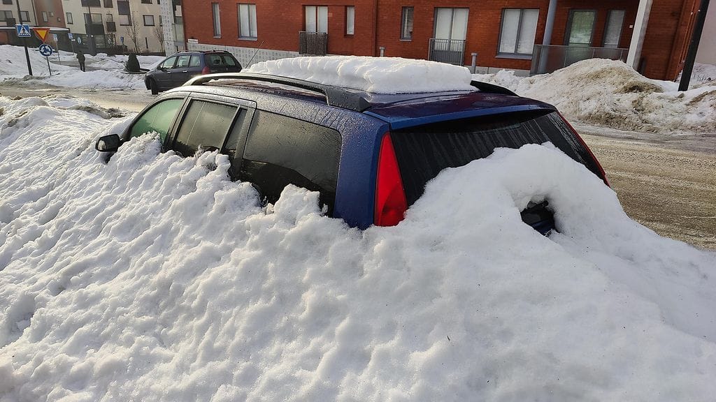 Tämän auton saamiseksi pois lumen peitosta ei taida riittää ovenkahvan riuhtominen. Kuvituskuva.