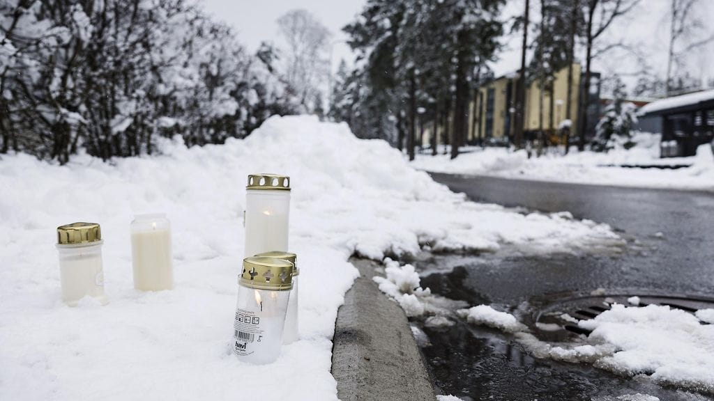 Onnettomuuspaikalle tuotiin jo tiistaina kynttilöitä.