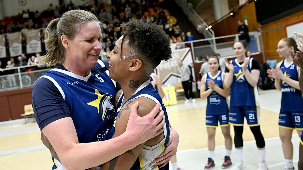 Taru Tuukkanen (vas.) saavutti pitkäaikaisen unelmansa, kun hän voitti ToPossa Suomen mestaruuden. Tuukkasen kanssa halaamassa Carmen Tyson-Thomas.