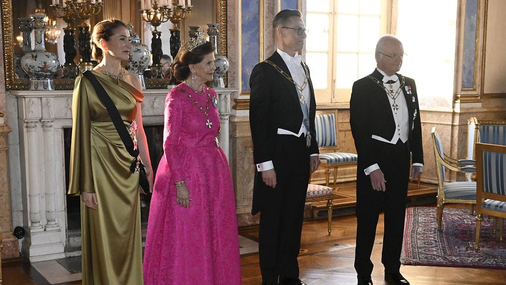 LK 230424 Stubb puolisoineen Kaarle Kustaan kanssa juhlaillallisella Ruotsissa