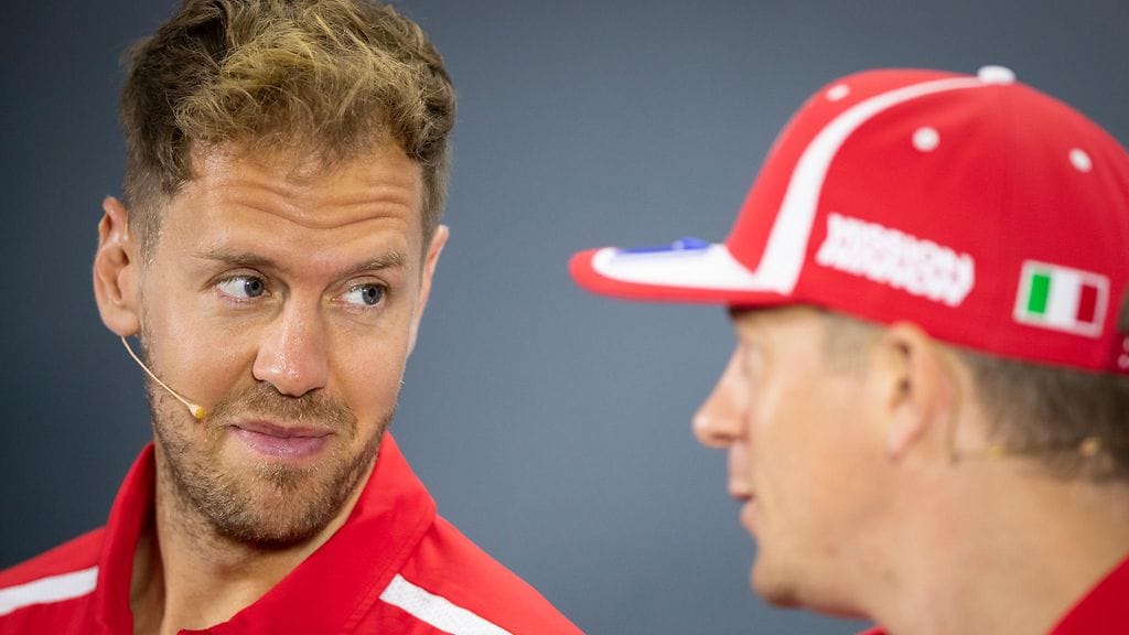 Hyvät ystävykset Sebastian Vettel (vas.) ja Kimi Räikkönen toimivat F1-tallikavereina Ferrarilla vuosina 2015–18.