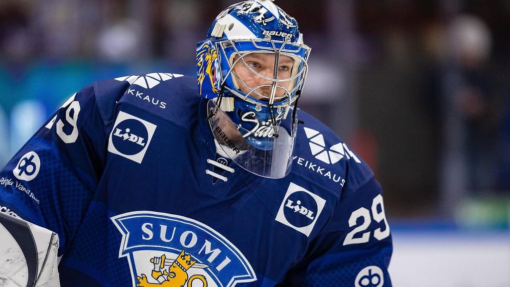 Leijonat-maalivahti Harri Säteri otti kaiken kiinni Ruotsia vastaan.