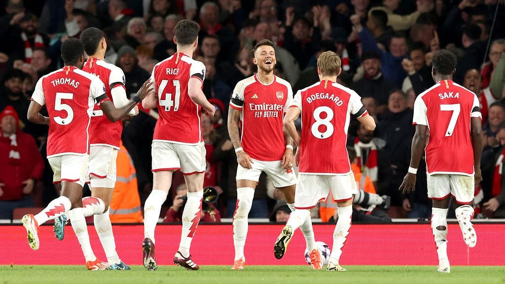 Ben White (kesk.) iski Arsenalin 2–0-johtoon toisella puoliajalla.