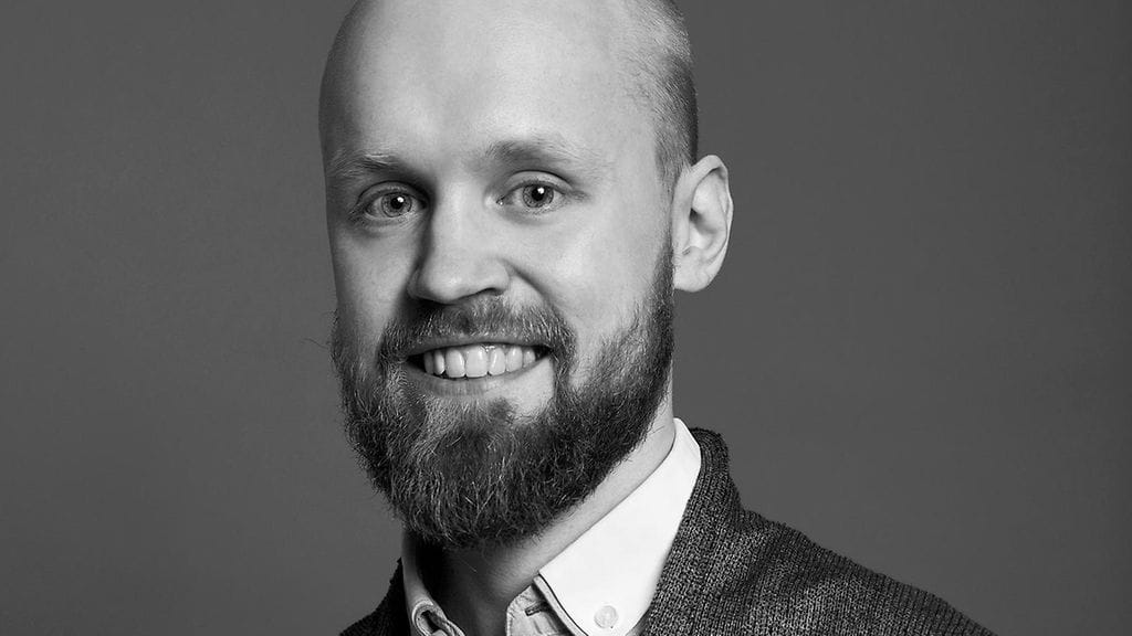 Kirjailija Aki Parhamaa menehtyi 8. huhtikuuta pitkäaikaiseen sairauteen 34-vuotiaana.