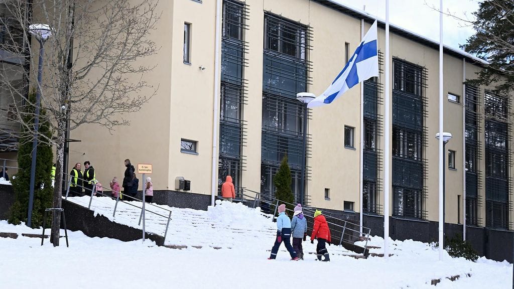 Granhultin alakoululla järjestetään tänään suruliputus. Kuollut lapsi oli koulun oppilas.