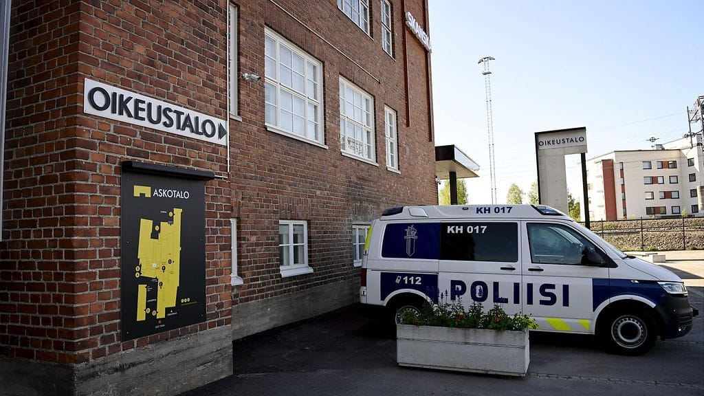 Päijät-Hämeen käräjäoikeus on tänään vanginnut 35- ja 38-vuotiaat lahtelaismiehet todennäköisin syin epäiltynä murhasta ja törkeästä ryöstöstä.