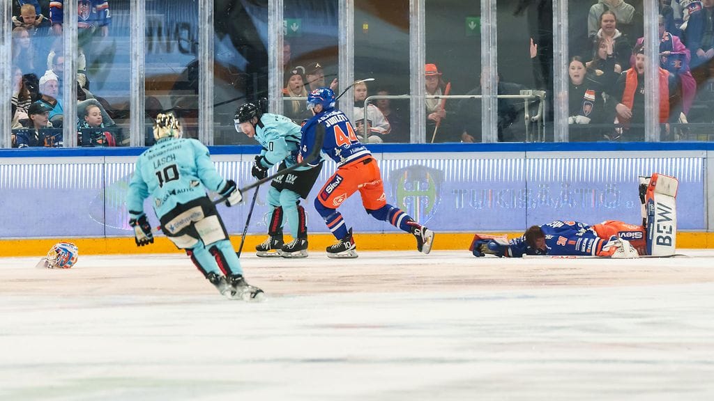Tampereella dramaattinen tilanne: Pelicansin Saku Salminen törmää rajusti Tapparan Christian Heljankoon