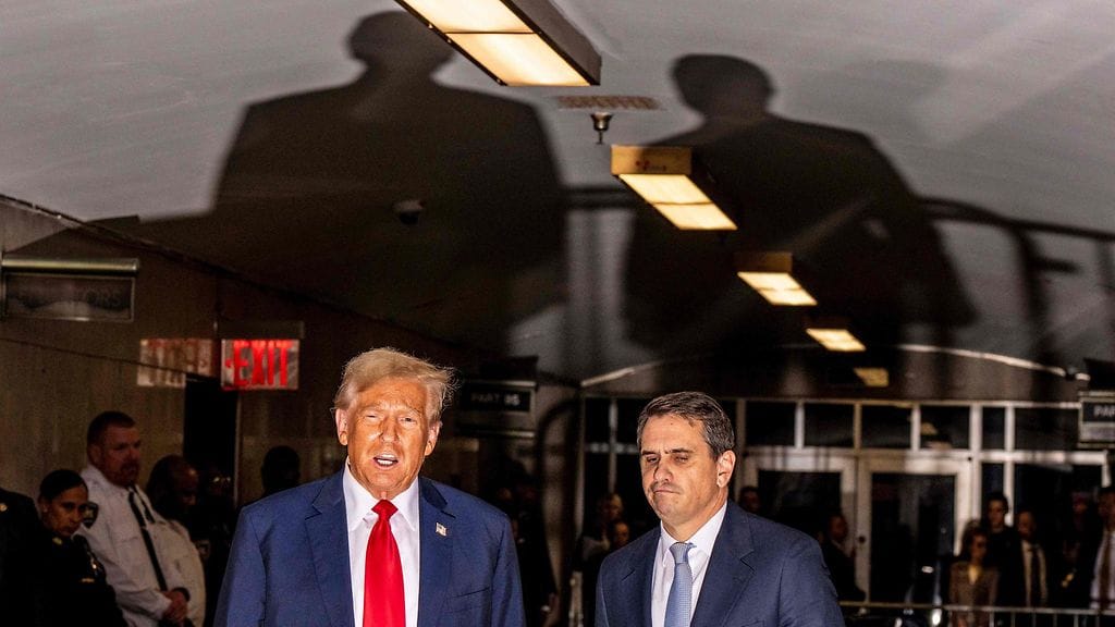 Donald Trump ja asianajaja Todd Blanche puhuivat lehdistölle hyssyttelyrahoihin liittyvän oikeudenkäyntipäivän jälkeen New Yorkissa torstai-iltana.