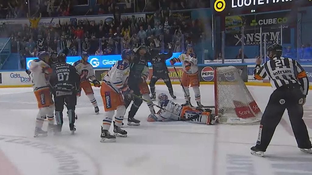 Pelicans kyseenalaisesti tasoihin: Lars Bryggmanin maila Christian Heljangon jaloissa, Aleks Haatanen osuu