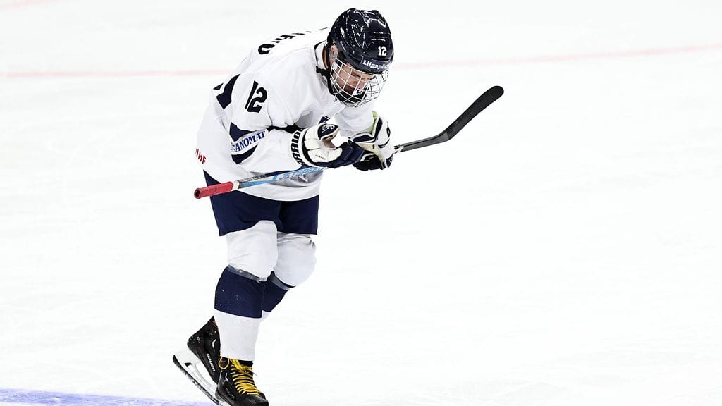 Aron Kiviharju sai viillon kaulaansa Pikkuleijonien MM-avausottelussa torstaina.