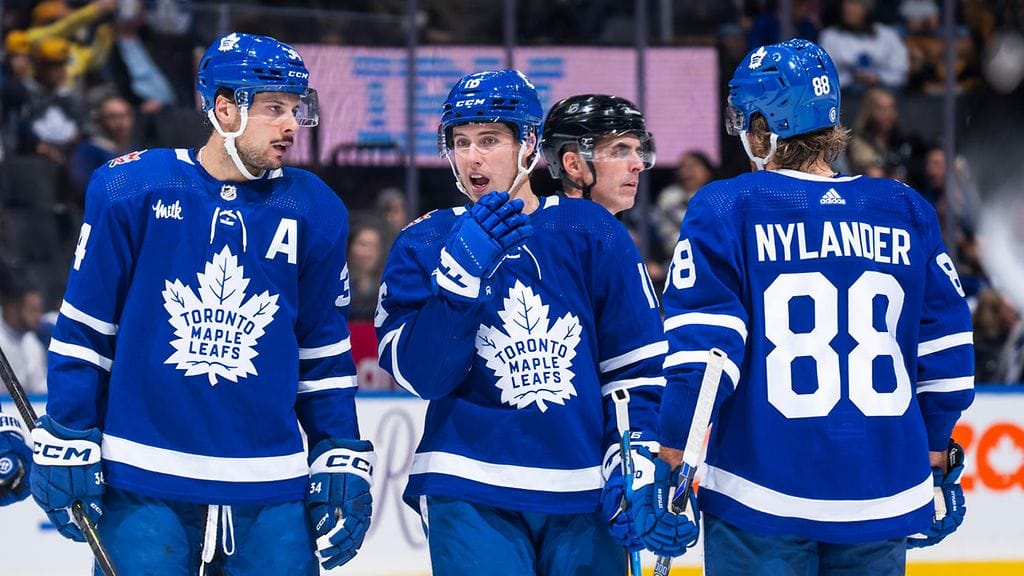 Toronto Maple Leafsin supertähtien Auston Matthewsin (vas.), Mitch Marnerin (kesk.) ja William Nylanderin turhautunut sanailu tallentui tv-kuviin.