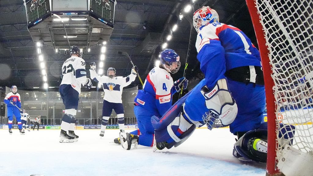 Samuel Kupec (keskellä numero 4) vietiin jatkotutkimuksiin.