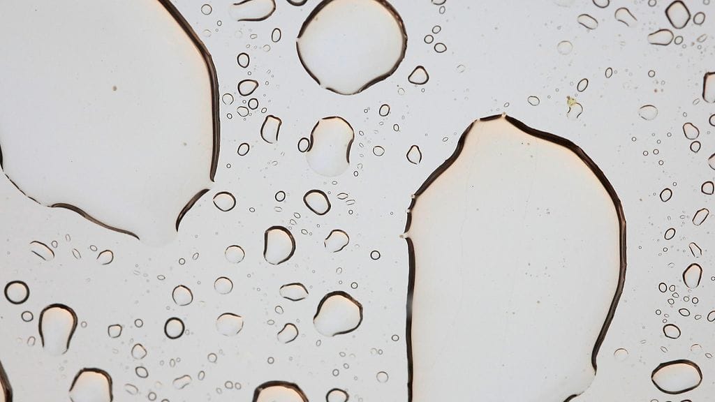 Yhdysvaltalaistutkijat paljastivat veden voivan haihtua pelkän valon avulla. Kuvituskuvassa vesipisaroita ikkunalla.