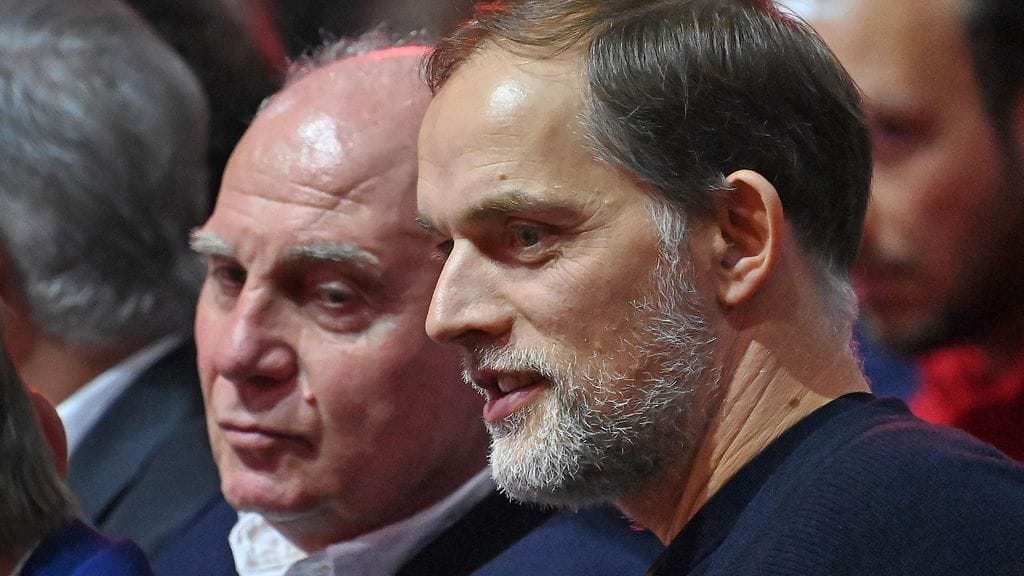 Uli Hoeness ja Thomas Tuchel (oik.) ovat sanasodassa keskenään.