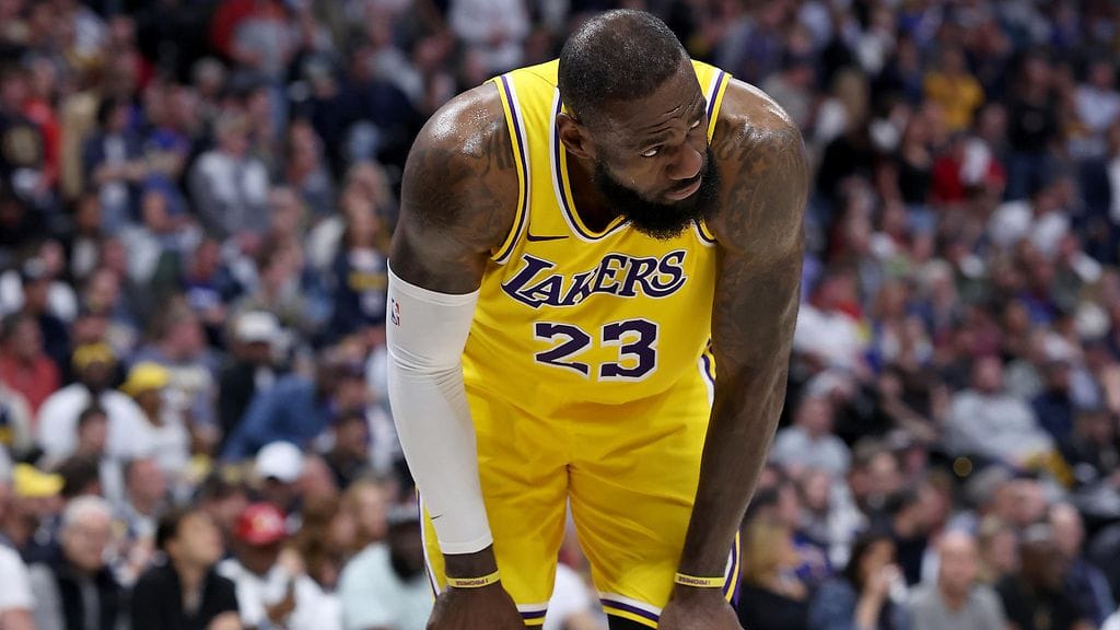 LeBron Jamesin ja LA Lakersin NBA-kausi päättyi puolustavan mestarin käsittelyssä.
