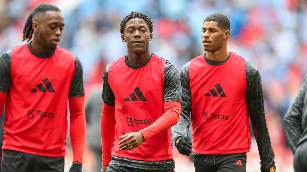 ManUn Marcus Rashford (oik.) saatetaan laittaa lihoiksi. Kuvassa myös Aron Wan-Bissaka (vas.) ja Kobbie Mainoo.